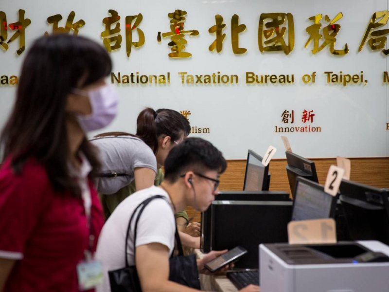 都是單身無撫養，為何他多賺10萬卻能更省稅？抱100張00919，能省多少錢？所得級距5％、12%的聰明節稅法